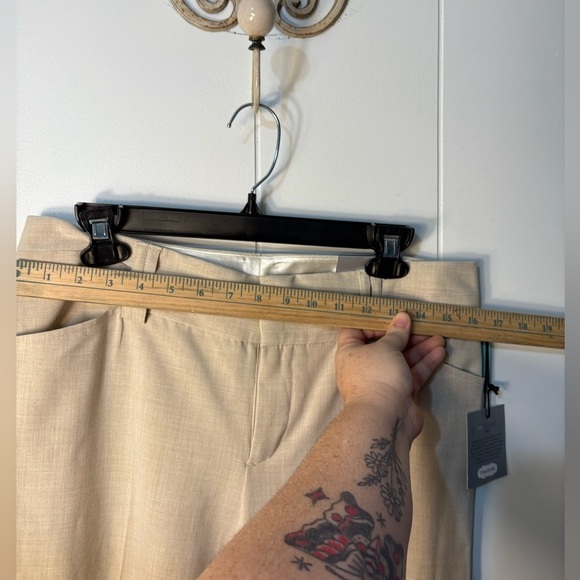 NWT Maurice’s I am Polished Light Tan Women’s Capri Pants Size 9/10 - Picture 2 of 9